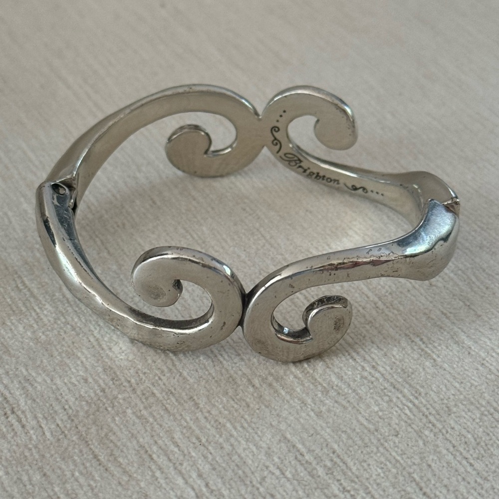 Vintage BRIGHTON scroll silver plated, hinged bangle - Picture 7 of 11